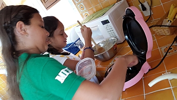 niñas cocinan pastelillos