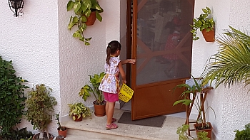 niña abre puerta